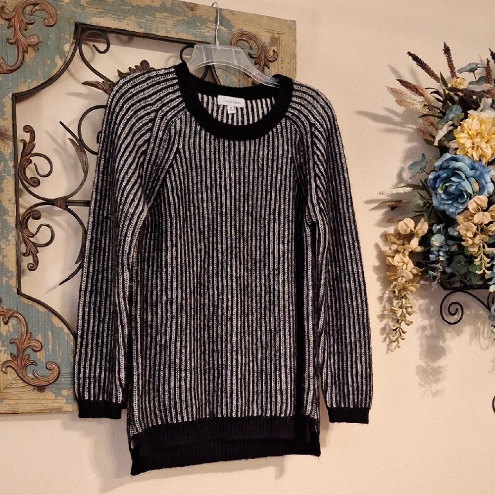 Calvin Klein Blk/Gray Crew Neck Sweater. NWOT Size Medium
